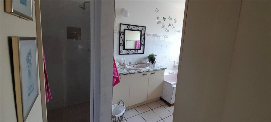 5 Bedroom Property for Sale in Wavecrest Eastern Cape